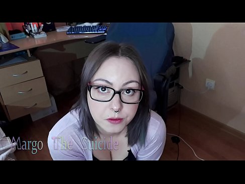 ❤️ Σέξι κορίτσι με γυαλιά πιπιλίζει Dildo βαθιά στην κάμερα ️ Πόρνο ☑