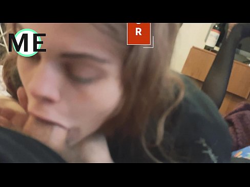 ❤️ Πούτσος στο λαιμό της, σκισμένο καλσόν και σκισμένα τακούνια ️ Πόρνο ☑
